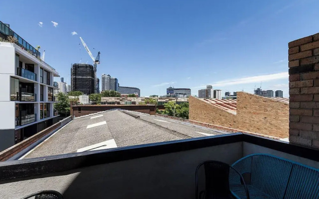 Melbourne Skyline Suite CBD with views