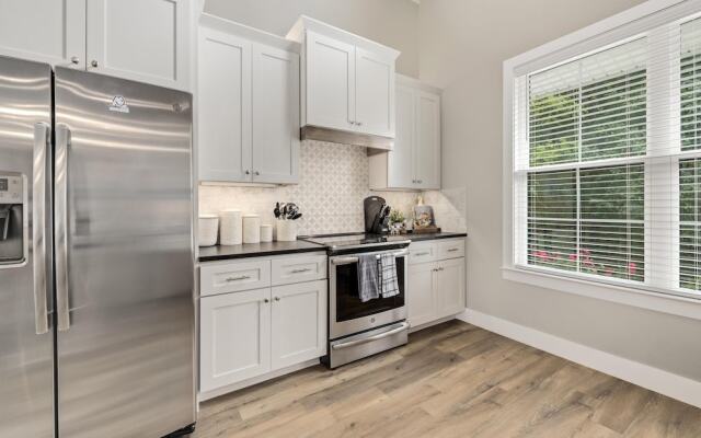 The Dogwood · Luxury Hot Tub· Lake Front Access ·