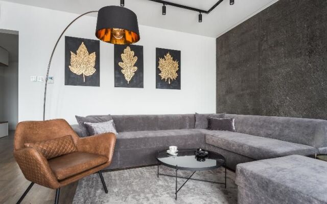 InPoint Luxury City Center Pool & Gym Apartments