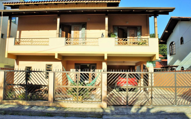 Casa 02 dorm na Rua Salmao