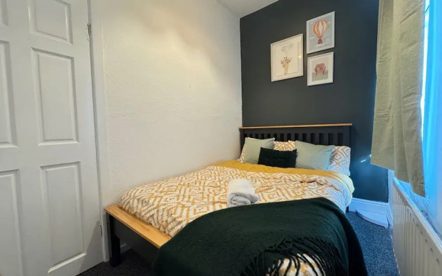 Manchester - House - Sleeps 6 - Parking - Garden