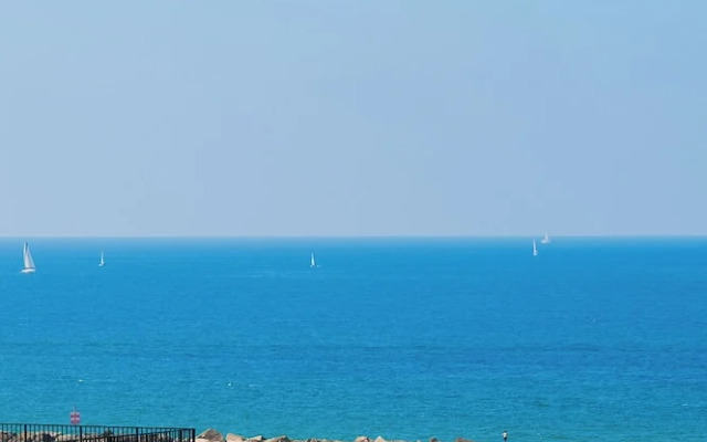 Bright and Charming 1BR Apt Near Shore