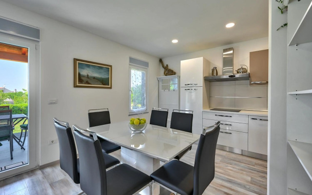 Holiday house Mirna with swimming pool and jacuzzi