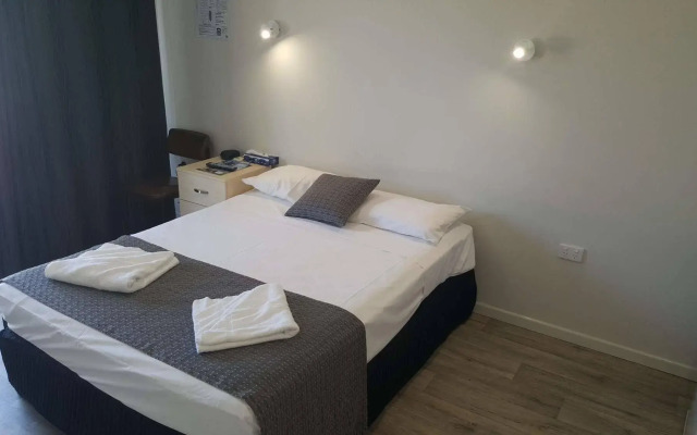 Nightcap at Queens Beach Hotel