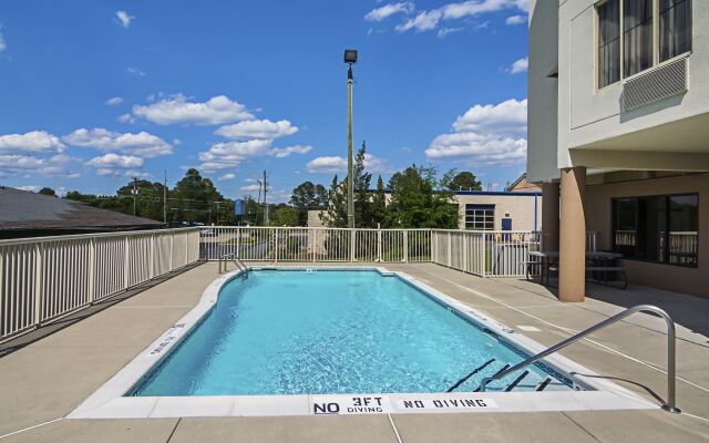Red Roof Inn & Suites Fayetteville - Fort Bragg