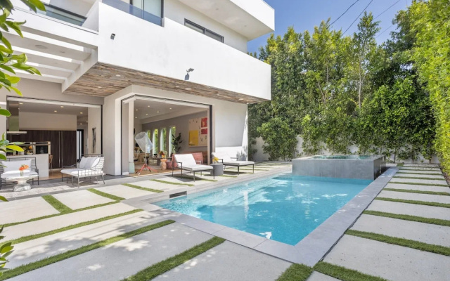 Luxe Weho Villa, Walk to Melrose Ave, Pool + Hot Tub North Vista by Avantstay
