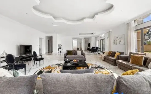 Luxury 5BR+M Private Villa | Direct Beach Access
