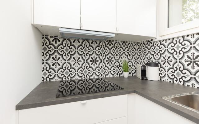 Warsaw Apartment Elekcyjna by Renters