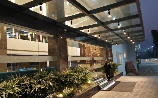 Hotel Saffron Crest