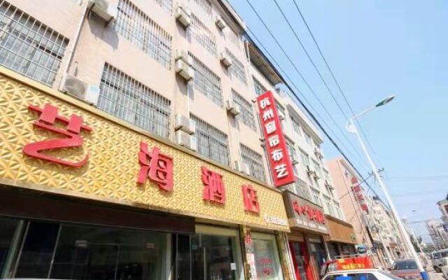 Xingping Yihai Hotel