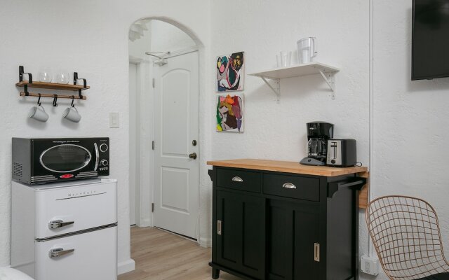 Beautiful Studio Near Hollywood! Sleeps 2!