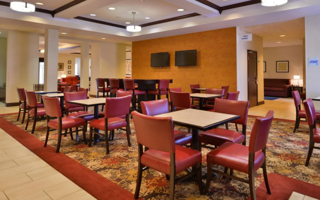 Holiday Inn Express Hotel & Suites Pittsburg by IHG