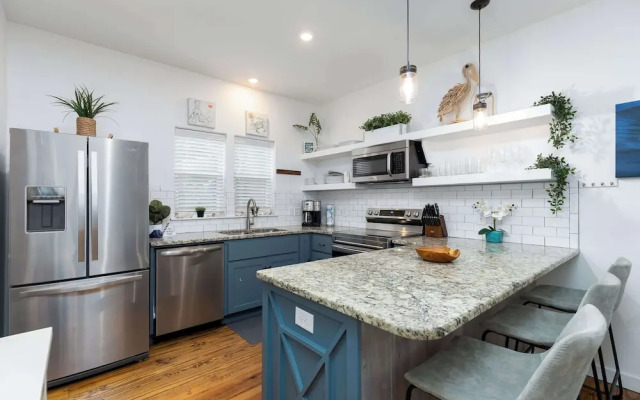 Comfy 3bdr Right in Town Sleeps 10