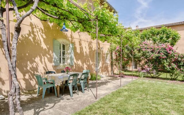 Quaint Holiday Home in Rustrel With Swimming Pool