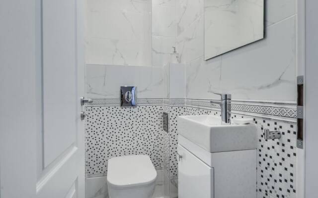 FM Deluxe 2-BDR Apartment - Simplisico