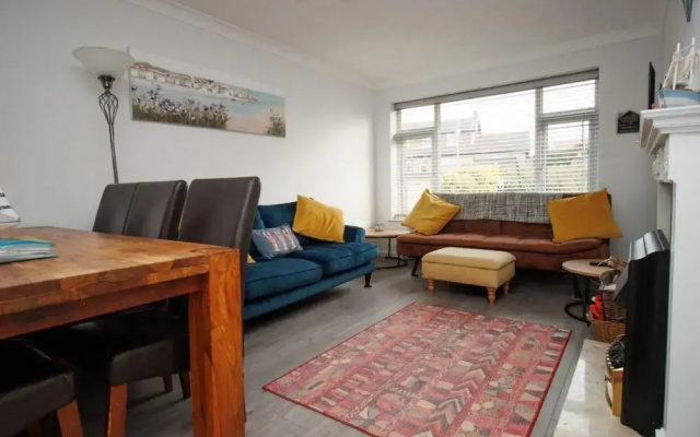 2 Bed Bungalow - Sleeps 4 - Pets - Parking - Wifi