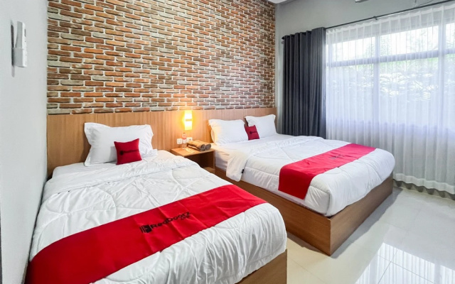 RedDoorz Plus @ New Favour Hotel Gunung Dempo – Guest Rooms – Pagar Alam