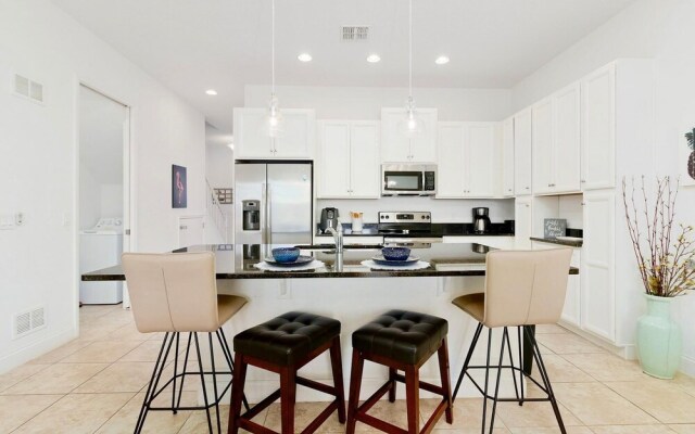 Stylish 3BR Townhouse With Pool Near Disney