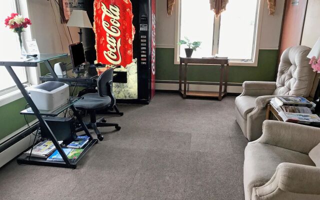 Econo Lodge Inn & Suites