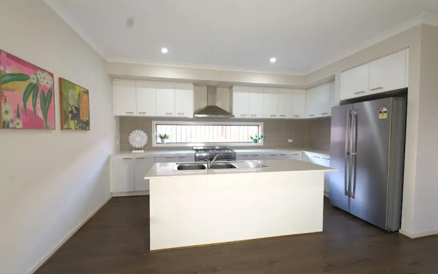 Modern 6BRM House Big Group at Pakenham