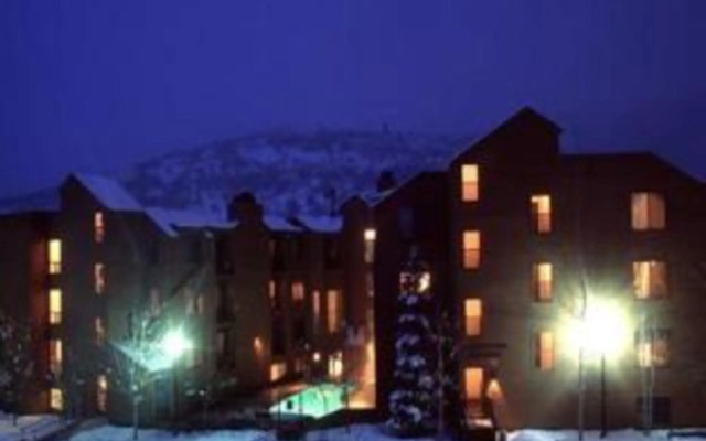 Carriage House Condominiums by All Seasons Resort Lodging