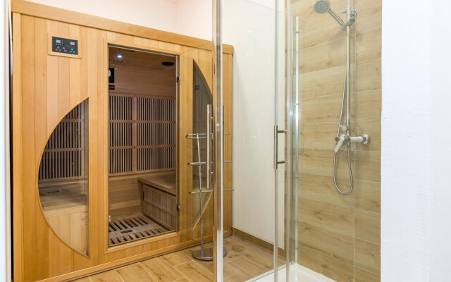 Amazing Home in Siveric with Hot Tub, Sauna & WiFi