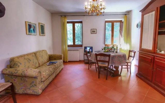 Stunning Farmhouse with Swimming Pool & Hot Tub in Umbria