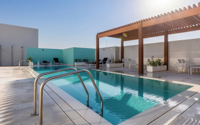 Waves - Urban Chic 1BR Apt With Maid