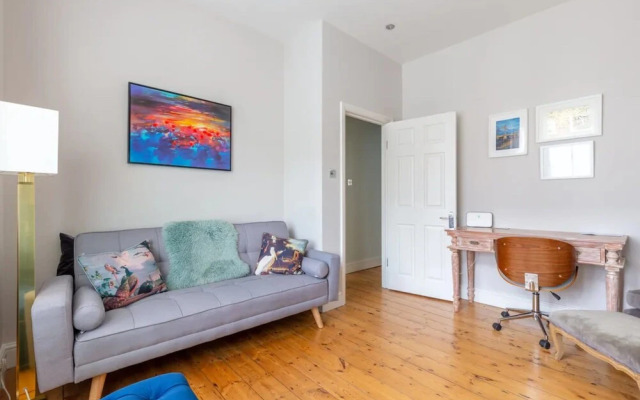 Stylish 1 Bedroom Apartment in Nine Elms With Garden
