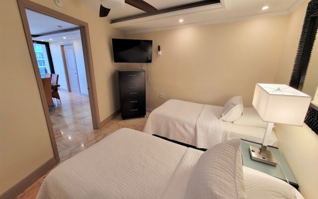 Alexander 807 5 Bedroom Apts by RedAwning