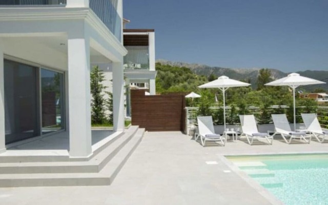 Villa O OFF White in Lefkada