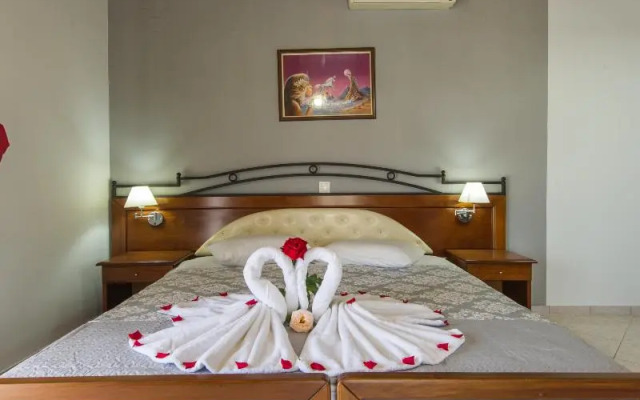 Makis Studios & Apartments