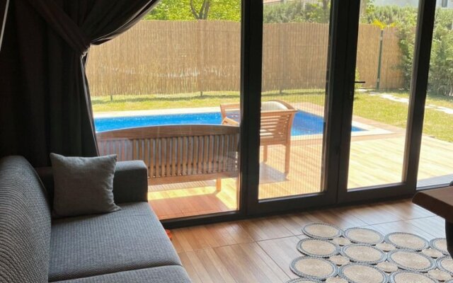 Bungalow With Pool Jacuzzi in Bedroom in Sapanca