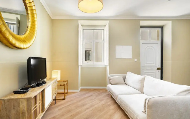 Urban Comfort: 1-Br Near Airport & Train Station