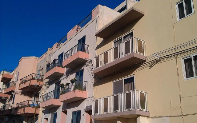 Village Corner 3 bedroom apartment with garage