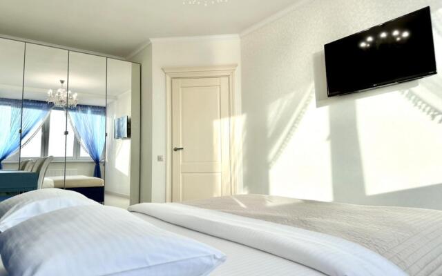Apartments Pro (Apartments Pro) on Novo-Sadovaya street 106M