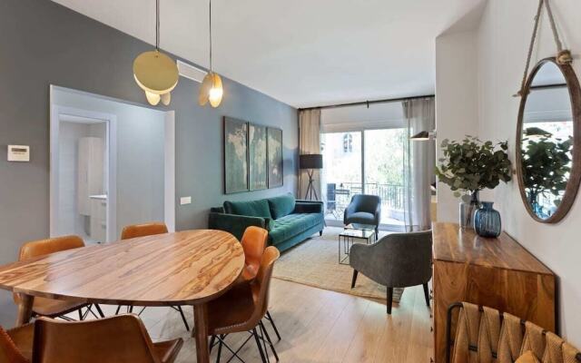 Designer 4 Bed Apt W Balcony Near Plaça Catalunya