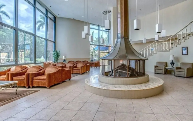 Amazing 1br apartment with pool, Hallandale Beach!