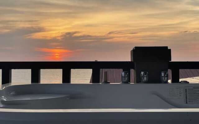 The Palms Resort & Bar