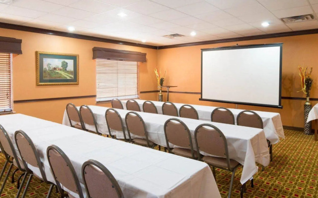 Quality Suites Houston IAH Airport - Beltway 8