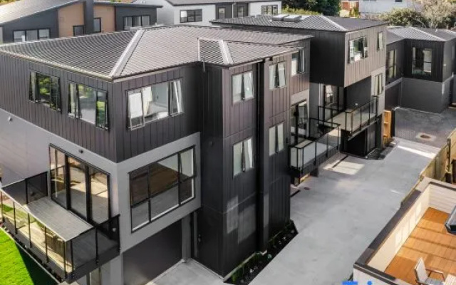 Elegant Stay with a Sunny Patio for Relaxation – Exterior – North Auckland