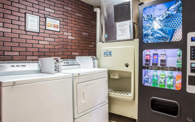 Econo Lodge Inn & Suites Ft. Jackson