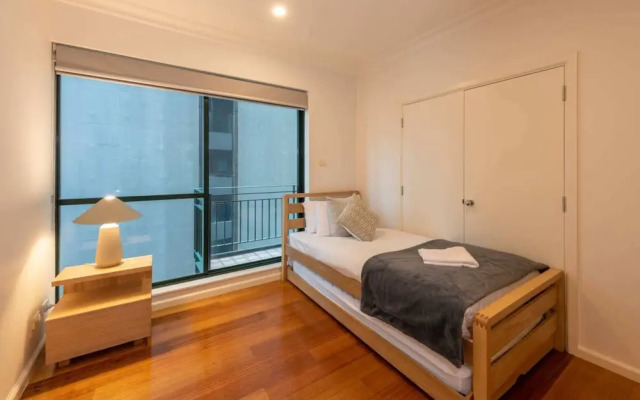 Spacious 3-bed Unit in Melbourne CBD w/ Pool & Gym