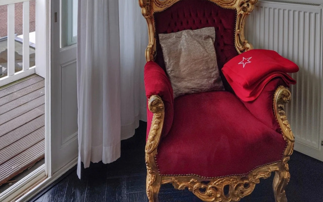 Dina Perla Lodges shared home in museum district