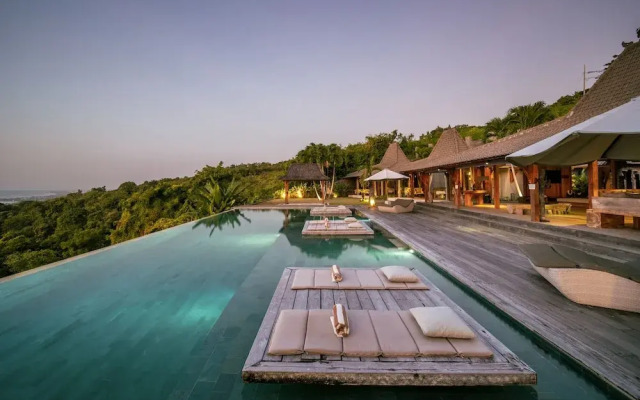Palatial Wooden Villa, 4br, Lovina
