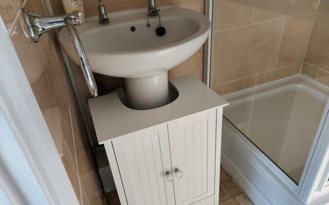 1st Floor Hillview 2 Bedroomed Central Location
