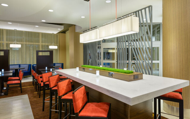 Courtyard Buffalo Downtown / Canalside