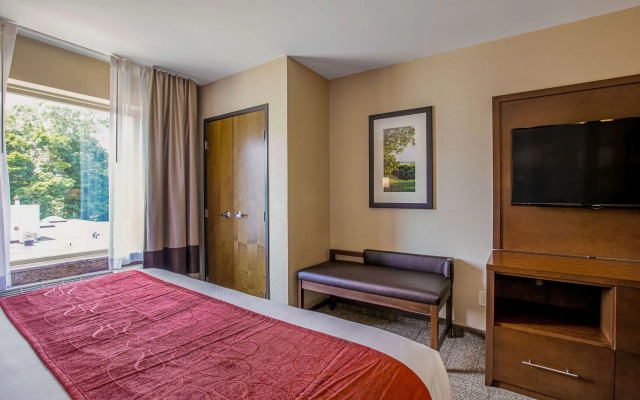 Comfort Suites Fishkill near Interstate 84