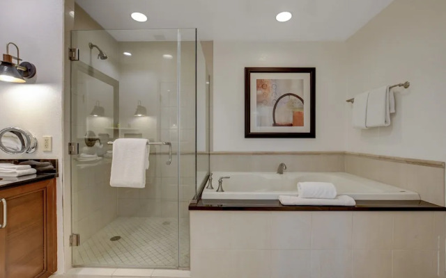 Premium Suite w/balcony at The Signature
