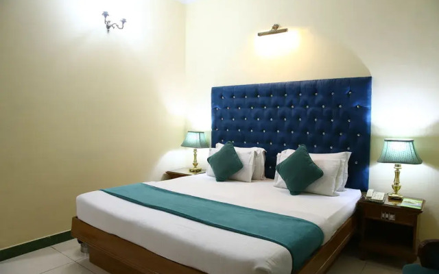 OYO 13052 Hotel Conclave Inn